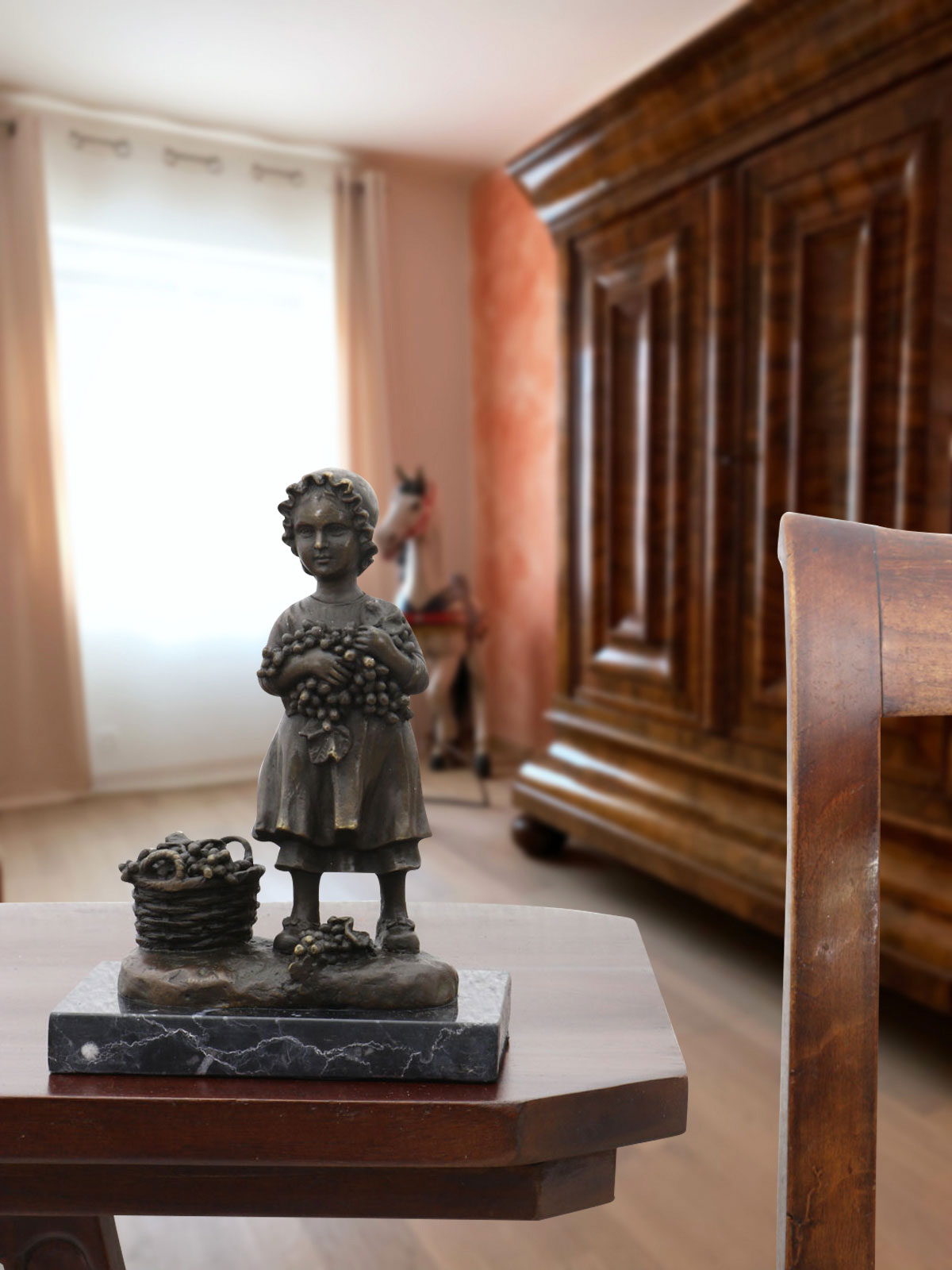 Bronzeskulptur Mädchen Korb Trauben im Antik-Stil Bronze Figur 17cm