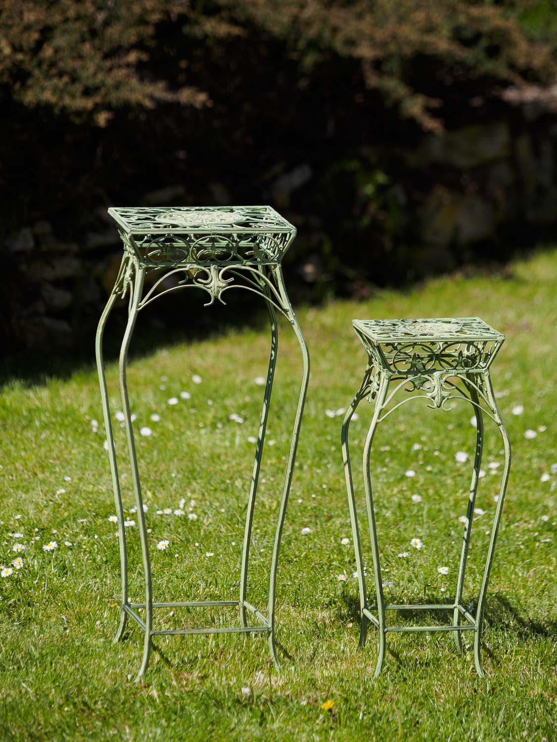 2x Blumenhocker Blumentisch Blumenständer Garten Grün Eisen Blumensäule garden