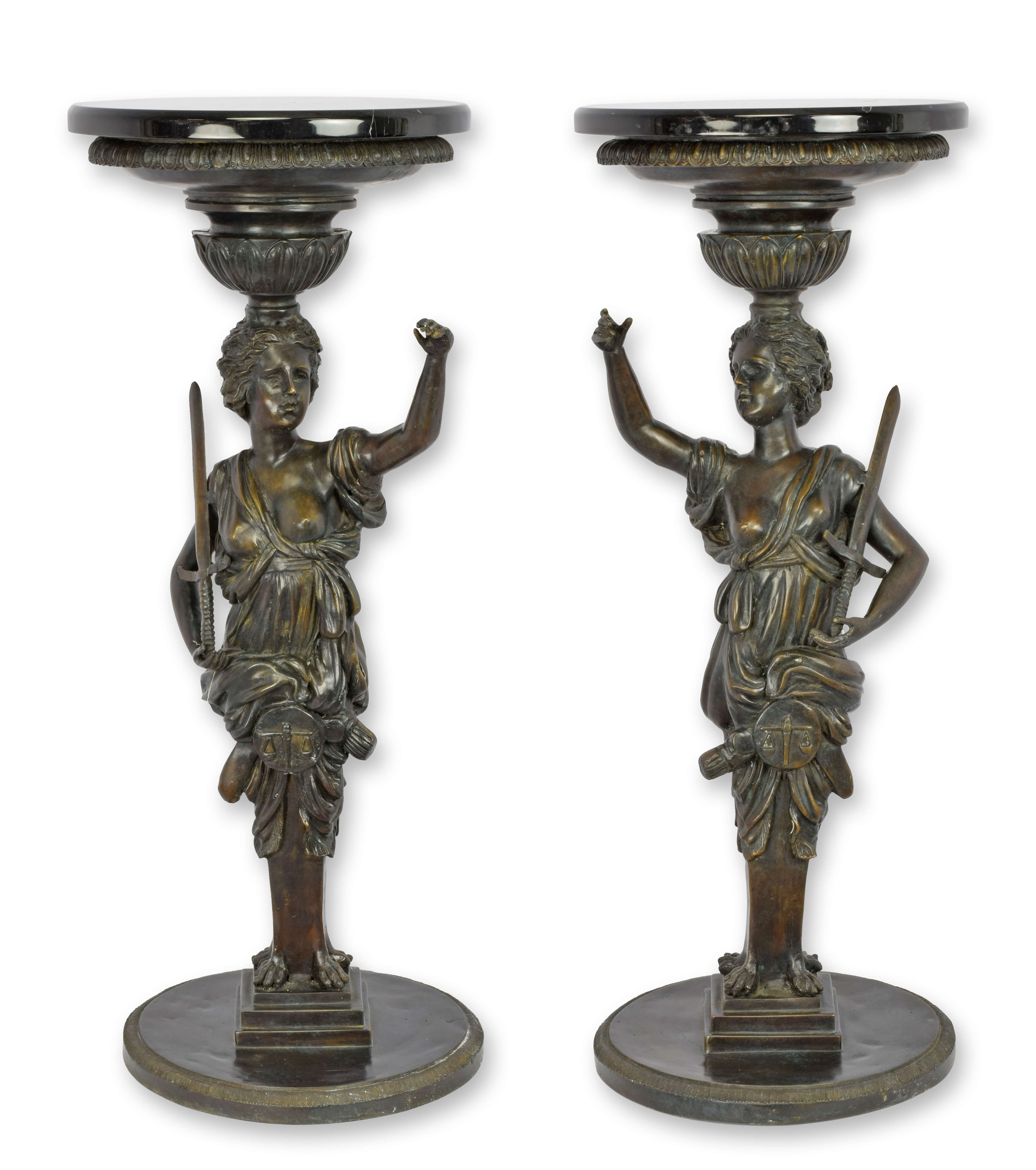 Une paire de guéridons en bronze avec plateau en marbre réplique design rétro décoration