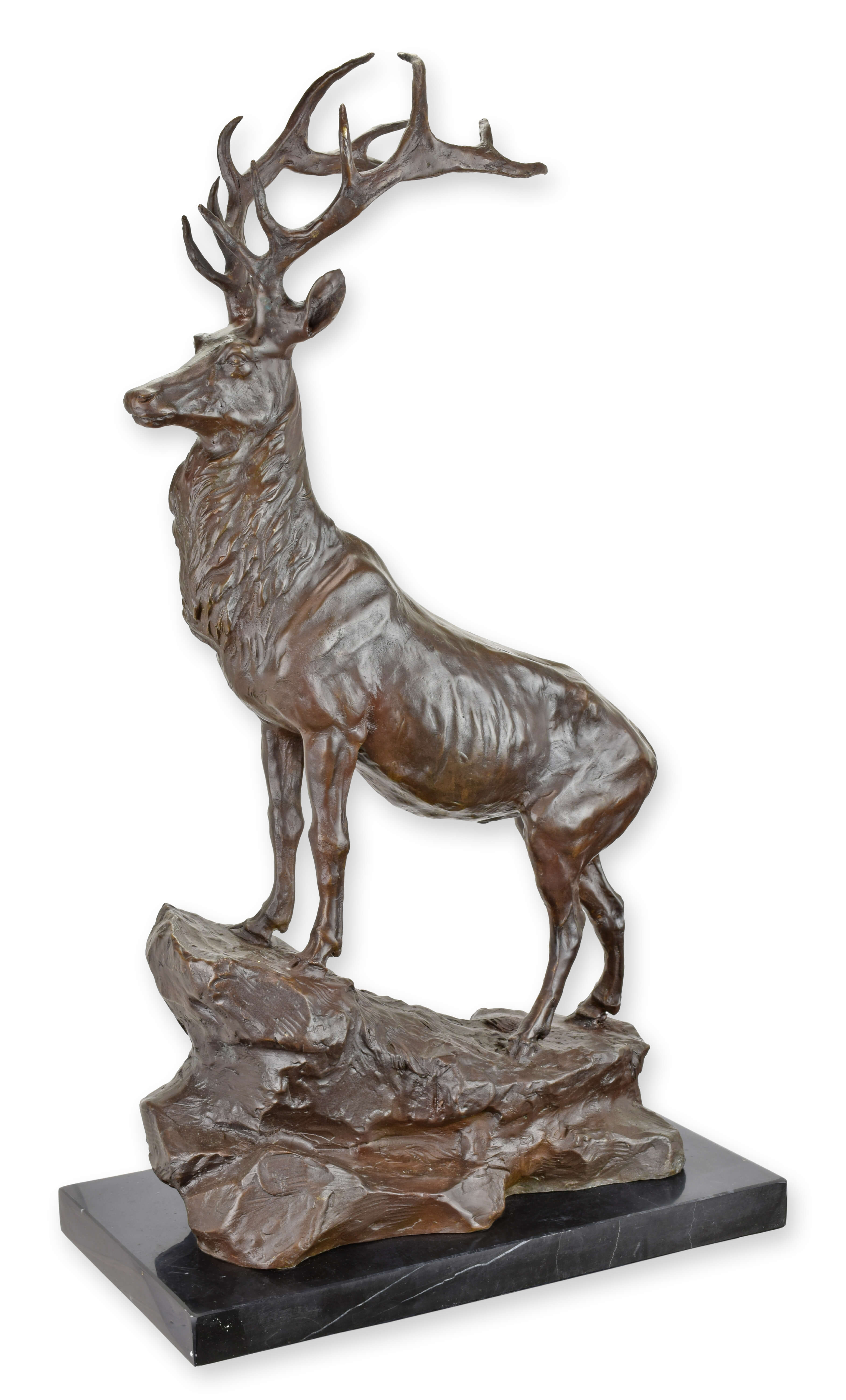 Une sculpture en bronze représentant un cerf sur un rocher réplique design rétro décoration