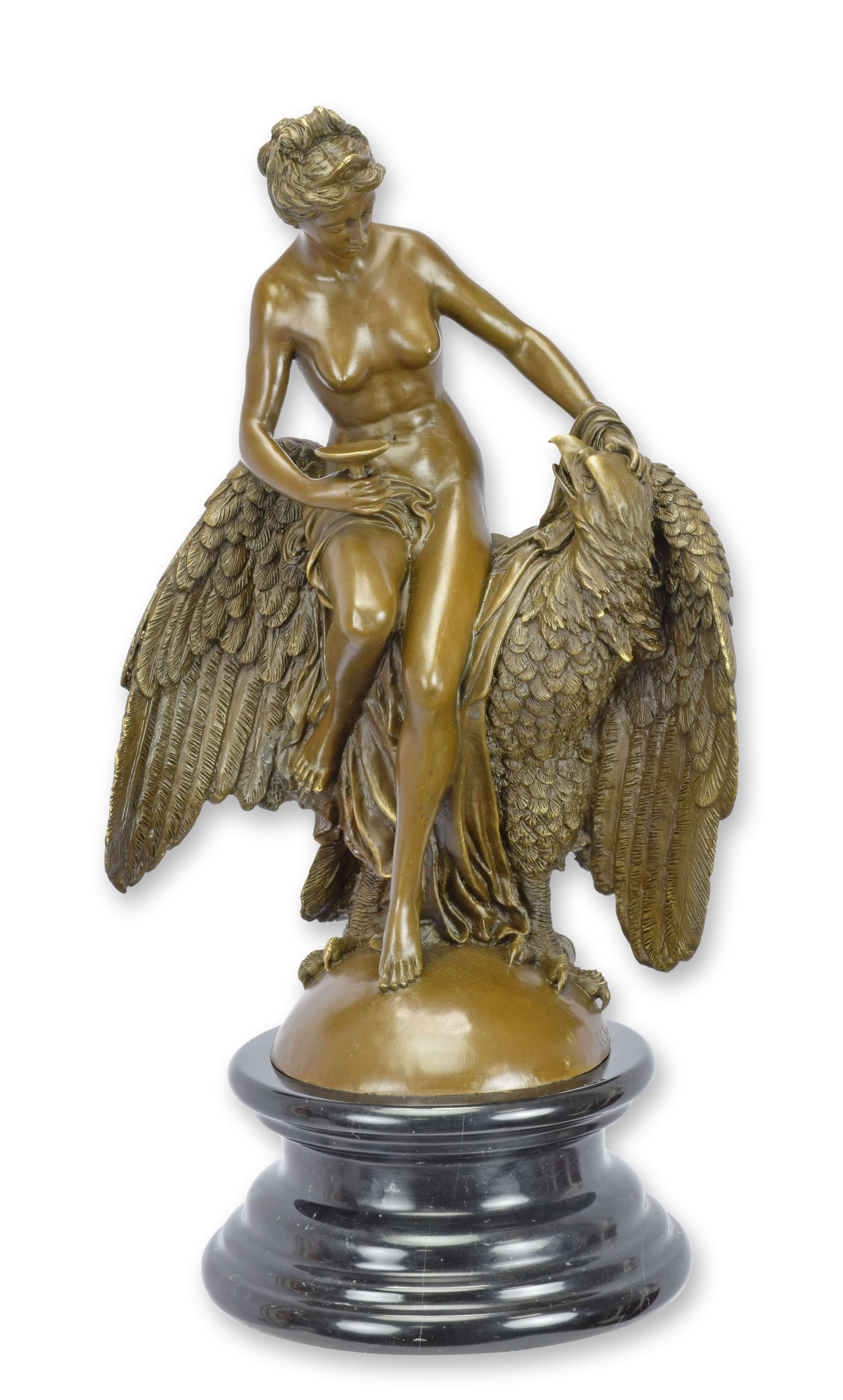 Une sculpture en bronze représentant Hébé et l'aigle réplique design rétro décoration